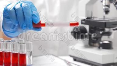 实验室助理对<strong>血液</strong>涂片进行微生物分析。 概念-<strong>血液</strong>病，<strong>血液</strong>